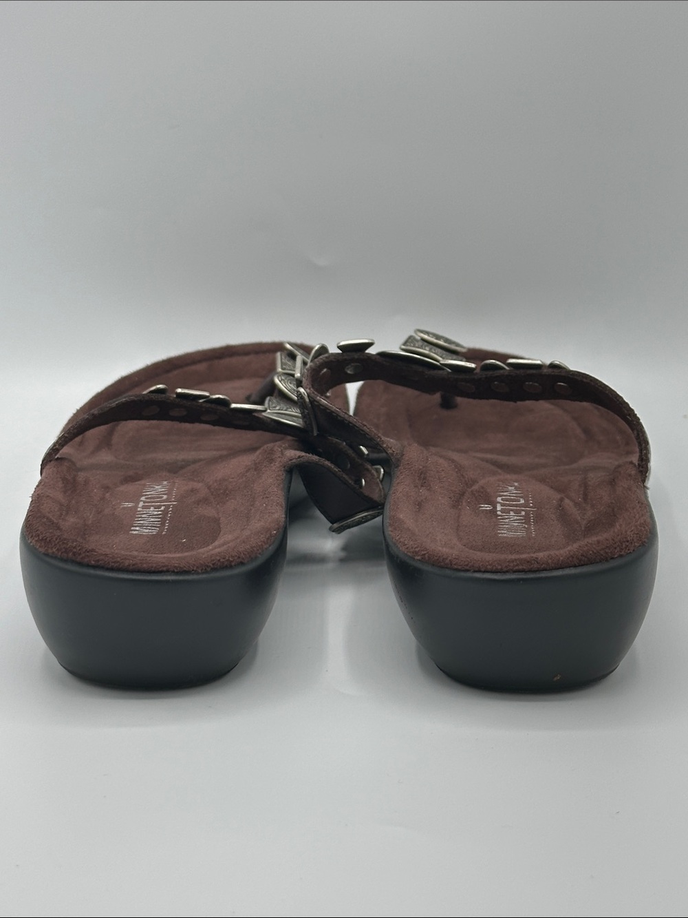 Minnetonka Brown Suede Thong Sandals Size 8 8M Concho Accents EUC - Picture 7 of 10